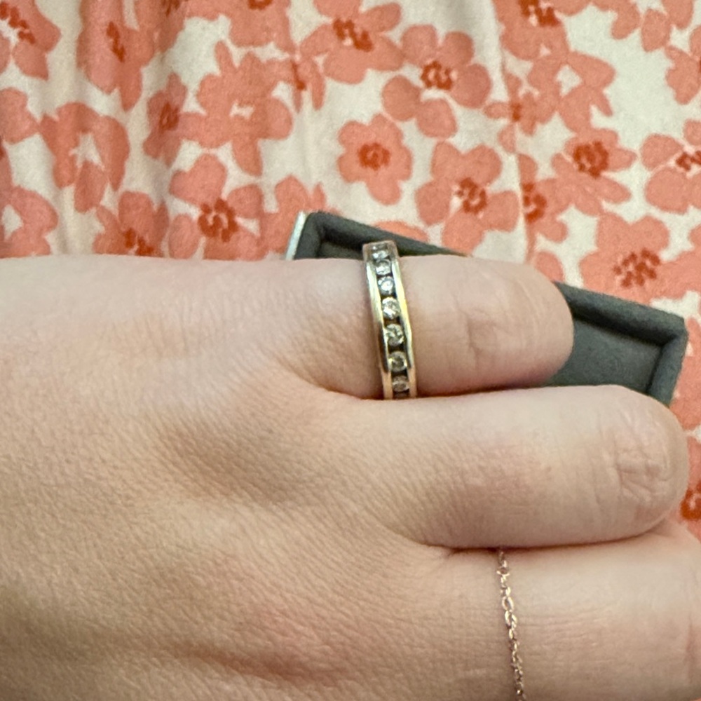 Elegant Gold Band with Diamonds - Picture 3 of 5